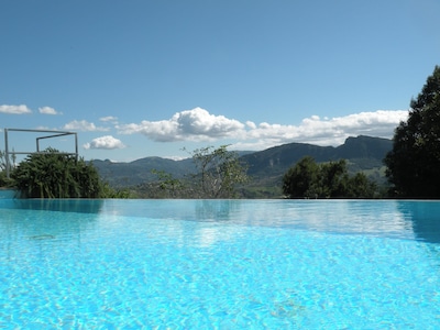 tranquilos apartamentos con piscina descubierta en Romagna, con impresionantes vistas.