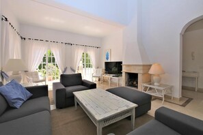 Spacious and modern lounge with air conditioning and access to the garden