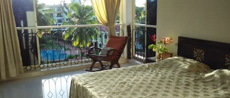 BEDROOM WITH POOL VIEW