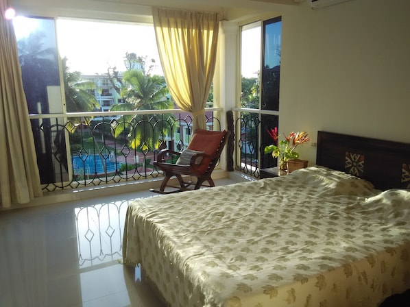 BEDROOM WITH POOL VIEW