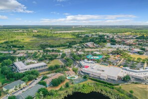 an outdoor mall( 1 minutes walking) with grocery store,liquor store,restaurants