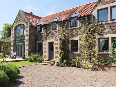 Zeitgenössisches Einfamilienhaus in der Nähe des atemberaubenden Strandes von Coldingham