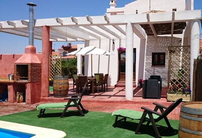 Villa de lujo con piscina privada, barbacoa, wifi gratis hasta 6 personas.