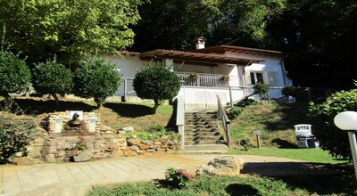 Vista panorámica. Independiente casa con un jardín privado.