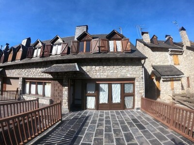 KNOCKING AT MOUNTAIN HOUSE IN ARTIES-ARAN BAQUEIRA-VALLEY