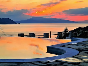 Panoramic infinity pool with hydromassage.