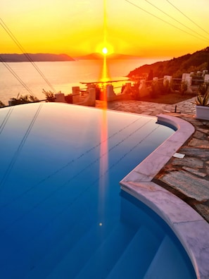 Panoramic infinity pool with hydromassage.