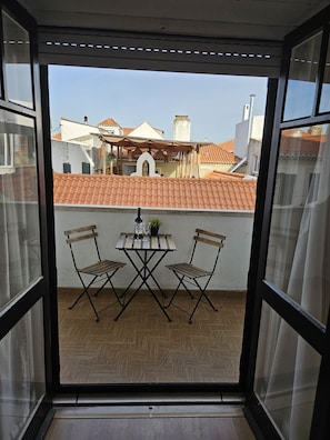 Charmant balcon avec table et chaises pour les moments de détente.