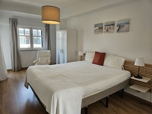 Chambre confortable avec lit double et lumiĂšre naturelle.