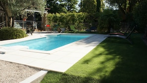 La piscine la terrasse et sa pelouse