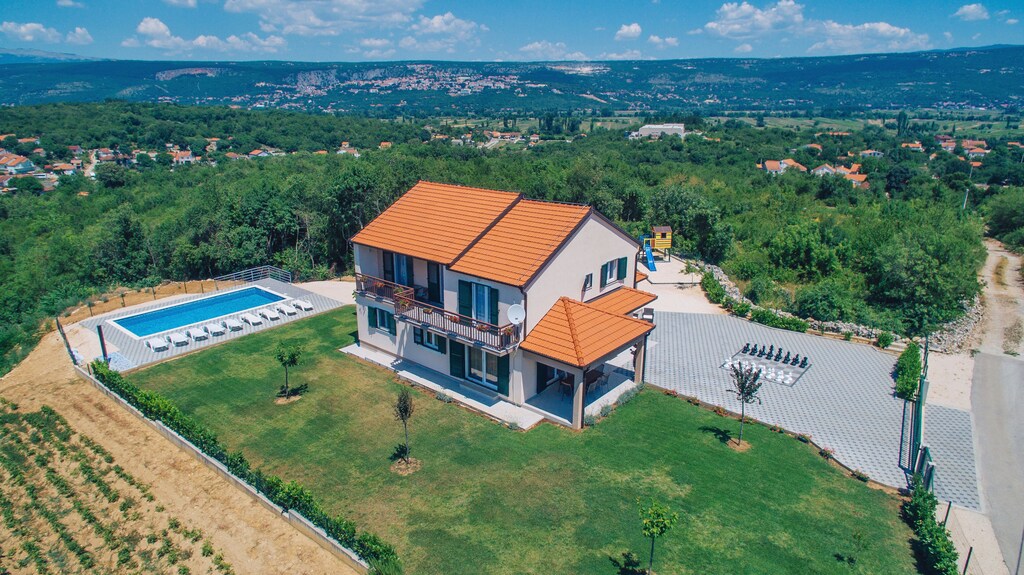 Spacious Villa With Pool Split County Zmijavci