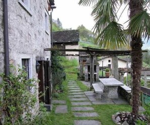 Sitzplatz unter der Pergola vor dem Rustico