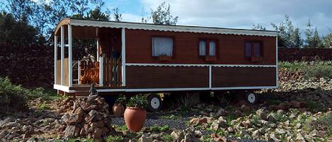 Cette roulotte pleine de charme, tout cocooning .
La roulotte comprend : un coin chambre, un coin cuisine avec plaques, évier en bois, réfrigérateur, un espace fermé douche et toilettes.