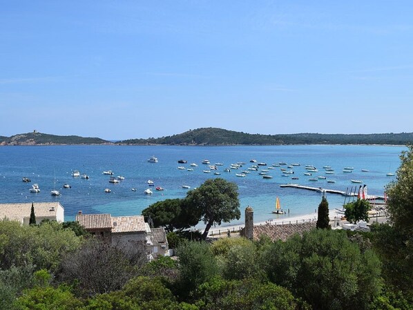 Vista para praia/oceano