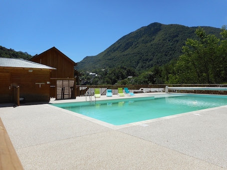 Piscine de la résidence (été).