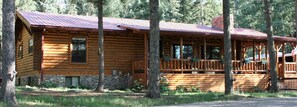 front view of the best log home in Angel Fire