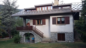 Vue du chalet depuis le jardin