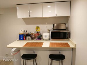Eat-in kitchen counter top 