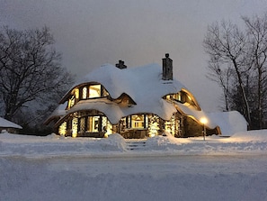 A Charlevoix Mushroom House Experience. Winter or Summer a stunning setting!