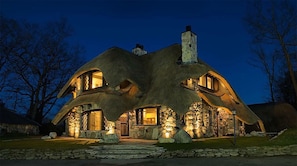 A Charlevoix Mushroom House Experience under the night sky