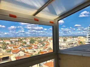 À l’arrière de l’appartement,loggia vue sur les lointain montagne et le Canigou