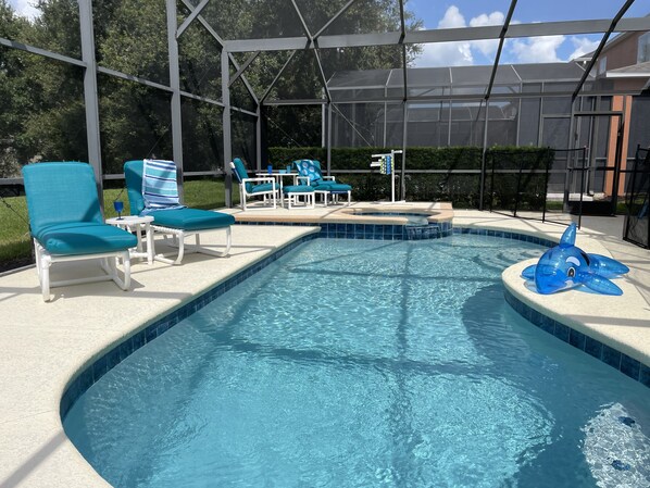 Natural hedges provide extra privacy in this extra large patio with pool and spa