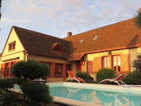 Soleil couchant sur la piscine Grand gßte de Chartres 28120 Centre Val de Loire