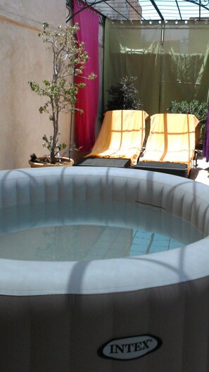 Outdoor spa tub