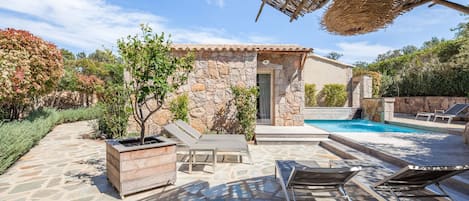 Très belle villa en location Porto Vecchio piscine chauffée près de Santa Giulia