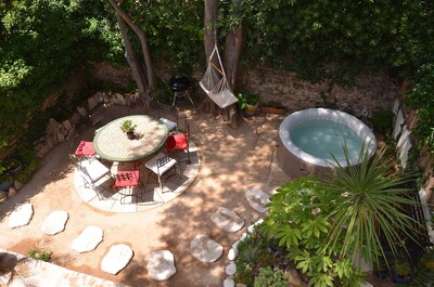 Grand jardin ombragé avec table marocaine 8 places et jacuzzi.