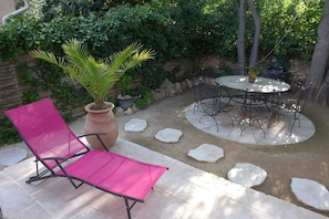 Terrasse et jardin arrière.