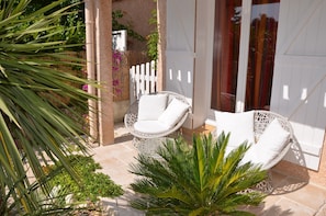 Terrasse et salon avant.