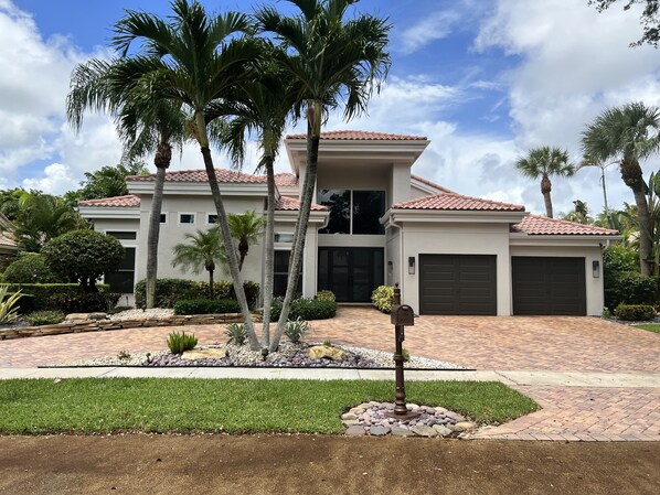 Beautiful home in The Colonnade in Boca Raton. 