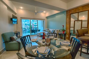 Open concept living/dining room