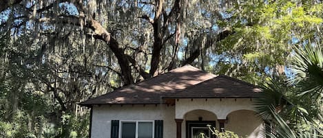 Oaks of Eden surrounded with live oaks. A peaceful setting