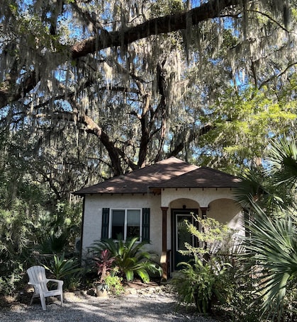 Oaks of Eden surrounded with live oaks. A peaceful setting