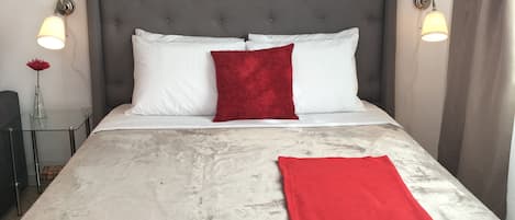 Habitación con cama Queen que permite acomodar a dos personas, incluye AC.