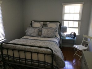 Guest room with Queen Bed 