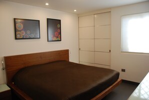 Master bedroom King size bed - Closet