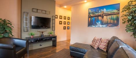 HomeLinkCincinnati Corporate Housing & Furnished Apartments - Livingroom