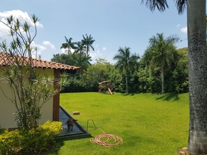 Vista lateral Casa e Campo de Futebol
