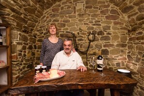 Dina e Ferdinando proprietari, nella cella del castello dei figli di Bocco.
 