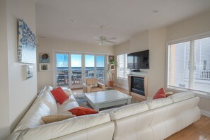 1st Flr Family Rm overlooking the Ocean and hot tub with smart TV & fireplace
