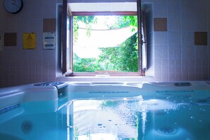 Indoor spa tub