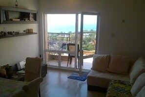 Livingroom facing the seaview