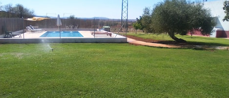 Vista de la piscina y césped