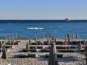 Cannes beaches - 3 mins walk from the apartment 