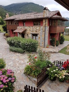 Casa rural Valle de Bueida El Grillo con hidromasaje para 4/6 ...