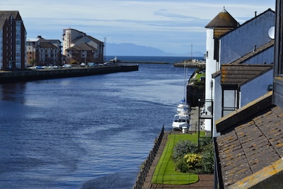 Fantastische Aussicht auf den Fluss und das Meer in diesem geräumigen, komfortablen Apartment