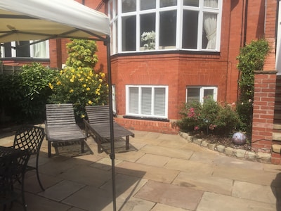 Large 1 Bed Quiet Garden Apt. Great local amenities, easy access to city centre.